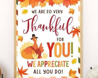 Puede incluir: Impresión enmarcada con temática de Acción de Gracias con el texto "We are so very Thankful for YOU!" y "We appreciate all you do!". Se presenta un pavo de dibujos animados. La impresión está rodeada de hojas de otoño.