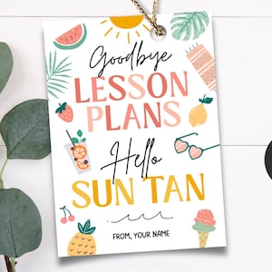 以下が含まれることがあります： 「Goodbye Lesson Plans Hello Sun Tan」の文字が黒、ピンク、黄色で書かれた白いギフトタグ。スイカのスライス、サングラス、パイナップルなど、夏をテーマにしたイラストで飾られています。金の紐が付いています。