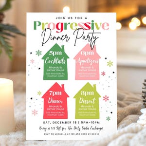 Op de afbeelding: Een feestelijke uitnodiging voor een progressief diner, met een witte achtergrond en illustraties van groene, roze en rode huizen die verschillende gangen aangeven. De tekst bevat de datum, tijd en RSVP-informatie. Het ontwerp is verfraaid met sneeuwvlokken en sterren.