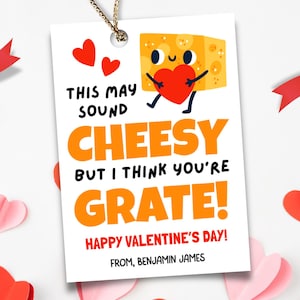 Puede incluir: Una etiqueta de regalo del Día de San Valentín con un personaje de queso sosteniendo un corazón, rodeada de corazones y cintas de papel rojo y rosa. La etiqueta dice "This may sound cheesy but I think you're grate!" y "Happy Valentine's Day!"