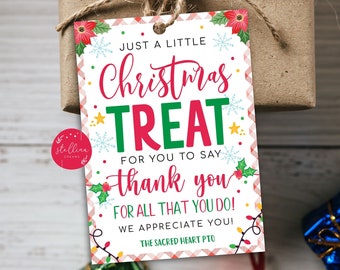 Może przedstawiać: Etykieta na prezent świąteczny z czerwono-zielonym wzorem w kratkę. Etykieta zawiera napis "Just a little Christmas Treat for you to say thank you for all that you do! We appreciate you! The Sacred Heart PTO".