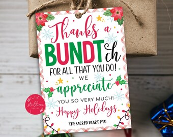 Pode incluir: Uma etiqueta de presente de Natal com fundo xadrez vermelho e verde. A etiqueta diz "Obrigado por tudo o que você faz! Nós apreciamos muito você! Boas festas!" A etiqueta é amarrada com um barbante e tem um pequeno desenho floral vermelho e verde no canto.