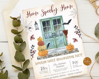 Puede incluir: Una invitación a una fiesta de inauguración de la casa con temática de Halloween con una ilustración de acuarela de una puerta verde espeluznante con una escoba y calabazas. El texto dice "Home Spooky Home" y "Anderson Family Housewarming Party".