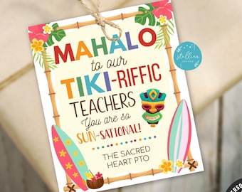 Pode incluir: Uma etiqueta de apreciação para professores imprimível e colorida com um tema tropical. Diz "Mahalo to our Tiki-Riffific Teachers You are so Sun-Sational! The Sacred Heart PTO".