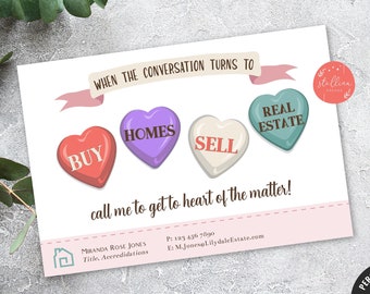 Puede incluir: Una tarjeta blanca con borde rosa y hojas de eucalipto. La tarjeta presenta caramelos en forma de corazón con las palabras "COMPRAR", "CASAS", "VENDER" y "BIENES RAÍCES". El texto dice: "Cuando la conversación se vuelve... ¡llámame para llegar al corazón del asunto!"