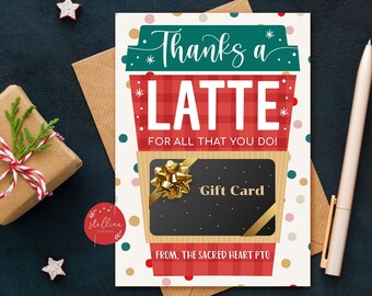 Peut inclure: Un porte-carte cadeau sur le thème de Noël avec un motif de tasse à café et le texte "Thanks a Latte for all that you do!"  Le porte-carte présente une carte cadeau noire avec un nœud doré et le texte "Gift Card". Le porte-carte comprend également le texte "From, The Sacred Heart PTO".