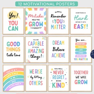 Könnte beinhalten: Set aus 12 Motivationspostern mit farbigem Text auf weißem Hintergrund. Jedes Poster hat eine andere positive Botschaft, wie "Du zählst" und "Träume, glaube, erreiche". Die Poster sind in Holzrahmen.