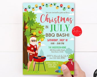 Peut inclure: Une invitation à un barbecue de Noël en juillet avec un Père Noël en dessin animé qui fait griller des saucisses. L'invitation est décorée de lumières de Noël et d'un palmier vert. Le texte indique "Noël en juillet BBQ Bash! Samedi 18 juillet 18h00-20h00 Le domicile Anderson 888 Riversdale Road Hawthorn 12345 RSVP à Amanda avant le 8 juillet texte 123 456 7890 Apportez un plat à partager avec tout le monde !"