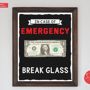 Puede incluir: Un cartel en blanco y negro con el texto "EN CASO DE EMERGENCIA ROMPER EL VIDRIO" en blanco. Un billete de dólar estadounidense está en el centro del cartel.
