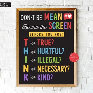 以下が含まれることがあります： 白い木製の枠が付いた黒い黒板に、オンラインでの優しさに関するメッセージが表示されています。メッセージは、「投稿する前に、画面の後ろで意地悪しないでください。考えてみてください。それは本当ですか？それは傷つけますか？それは違法ですか？それは必要ですか？それは親切ですか？」です。