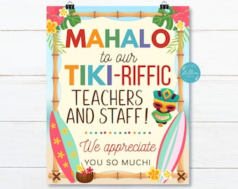 Pode incluir: Um sinal colorido com tema tiki que diz "Mahalo to our Tiki-Rific Teachers and Staff! We appreciate you so much!"