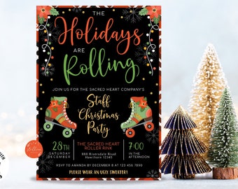 Puede incluir: Una invitación a cuadros rojos y negros con un tema navideño festivo. El texto dice "The Holidays are Rolling" e invita a los invitados a una fiesta de Navidad del personal en el Sacred Heart Roller Rink el 28 de diciembre a las 7:00 PM. La invitación presenta un par de patines de ruedas rojos y verdes con copos de nieve y luces navideñas.