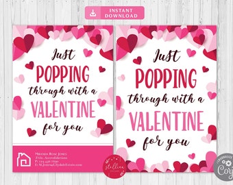 Puede incluir: Dos tarjetas de San Valentín imprimibles con un diseño de corazón rosa y rojo. El texto en las tarjetas dice "Just Popping through with a Valentine for you".
