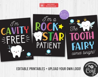 Puede incluir: Tres carteles imprimibles con fondo negro y texto de colores. Los carteles presentan un diente de dibujos animados con diferentes mensajes: "Estoy libre de caries", "Soy un paciente estrella de rock" y "¡La hada de los dientes viene esta noche!"