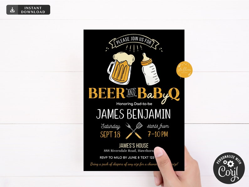 Puede incluir: Tarjeta de invitaci&oacute;n negra con texto amarillo que anuncia un evento "BEER and BaByQ". El dise&ntilde;o incluye ilustraciones de una jarra de cerveza y un biber&oacute;n. La invitaci&oacute;n es para James Benjamin, con detalles del evento.