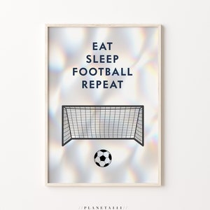 Könnte beinhalten: Ein weißer und irisierender Poster mit einer Schwarzweißillustration eines Fußballs und eines Tores. Der Text auf dem Poster lautet "Eat Sleep Football Repeat".
