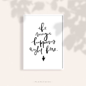 La magia sucede aquí mismo arte imprimible tipografía letras pared arte vivero cita cartel feliz lugar arte digital impresión niños habitación decoración