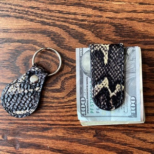 Combo de llavero y clip para billetes de cuero genuino con herramientas y aerógrafo personalizados: piel de serpiente sintética
