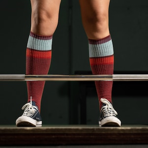 Women&#39;s Knee High Deadlift Socks