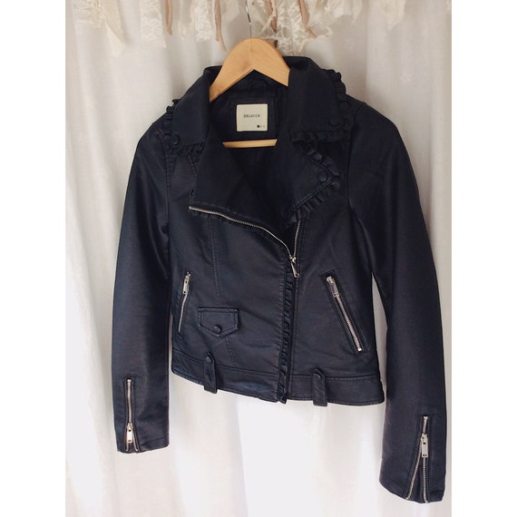 Chaqueta mujer de simil cuero, chaqueta boho chic, chaqueta mujer vegan, chaqueta estilo festival, chaqueta bolsillos chic, chaqueta corta Chaqueta mujer de simil cuero, chaqueta boho chic, chaqueta mujer vegan, chaqueta estilo festival, chaqueta bolsillos chic, chaqueta corta