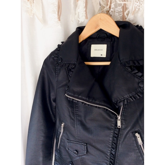 Chaqueta mujer de simil cuero, chaqueta boho chic, chaqueta mujer vegan, chaqueta estilo festival, chaqueta bolsillos chic, chaqueta corta Chaqueta mujer de simil cuero, chaqueta boho chic, chaqueta mujer vegan, chaqueta estilo festival, chaqueta bolsillos chic, chaqueta corta