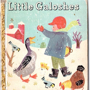 Może przedstawiać: Okładka starej książki dla dzieci z tytułem "Little Galoshes" w pogrubionych, białych literach. Ilustracja przedstawia dziecko w czerwonym kapeluszu i niebieskim płaszczu karmiące ptaki w śnieżnym krajobrazie. Widoczne są r&oacute;wnież gęś, kury i inne ptaki.