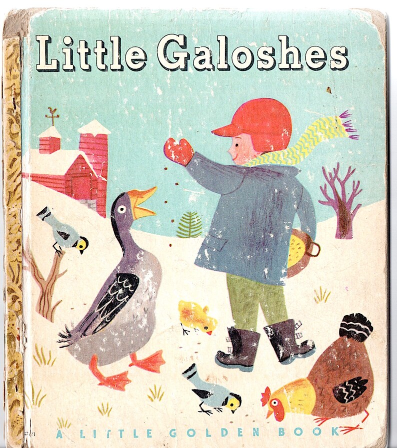 Może przedstawiać: Okładka starej książki dla dzieci z tytułem "Little Galoshes" w pogrubionych, białych literach. Ilustracja przedstawia dziecko w czerwonym kapeluszu i niebieskim płaszczu karmiące ptaki w śnieżnym krajobrazie. Widoczne są r&oacute;wnież gęś, kury i inne ptaki.