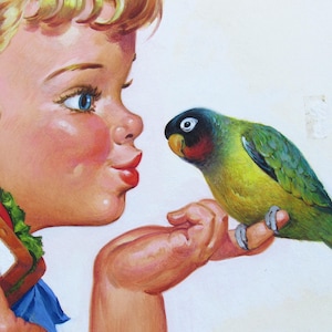 Op de afbeelding: Een schilderij in vintage-stijl toont een kind met blonde krullen en roze wangen dat kijkt naar een kleurrijke papegaai die op een hand zit. De papegaai heeft groene, gele en zwarte veren. Het kind houdt een sandwich vast.
