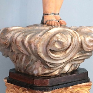 Estatua de madera del niño Jesús de pie sobre una hermosa nube plateada, sosteniendo una pelota. Santo, cap y pota, pedestal de nubes
