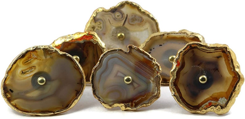 Pode incluir: Seis puxadores de gaveta de &aacute;gata com acabamento dourado. Cada puxador apresenta um padr&atilde;o &uacute;nico de &aacute;gata marrom, branco e cinza.
