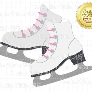 Könnte beinhalten: Ein Paar weiße Schlittschuhe mit rosa Schnürsenkeln und schwarzen Kufen. Die Schlittschuhe befinden sich auf einem weißen Hintergrund mit einem grauen Muster.