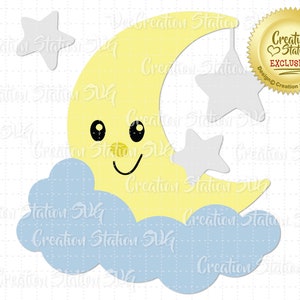 Puede incluir: Una luna creciente amarilla con una cara sonriente y los ojos cerrados, rodeada de tres estrellas blancas. La luna está sentada en una nube azul claro.
