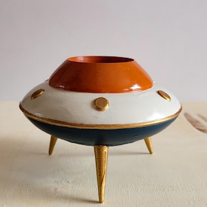 Retro Mini UFO Planter | 3D Printed Handmade Spaceship Decor | Futuristic Plant Pot | Home & Office Decoration