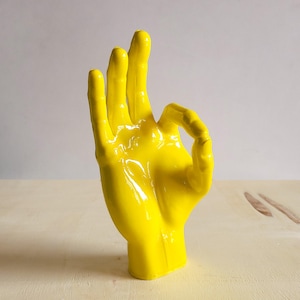 Amarelo | Escultura de mão OK | Placa OK feita à mão | Escultura de mão decorativa | Decoração moderna para casa e escritório