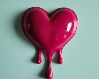 Arte mural Corazón Derretido: Escultura magenta impresa en 3D