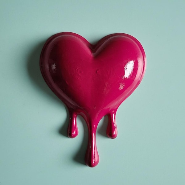 Arte mural Corazón Derretido: Escultura magenta impresa en 3D