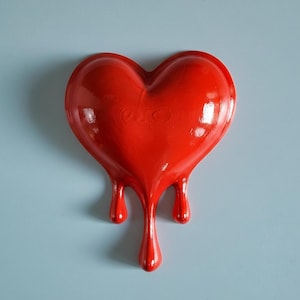 Decorazione murale a forma di cuore che si scioglie: scultura rossa stampata in 3D