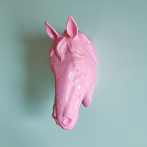 パステルピンク | 馬の頭の壁彫刻 | 3D剥製アート | さまざまな色の組み合わせ
