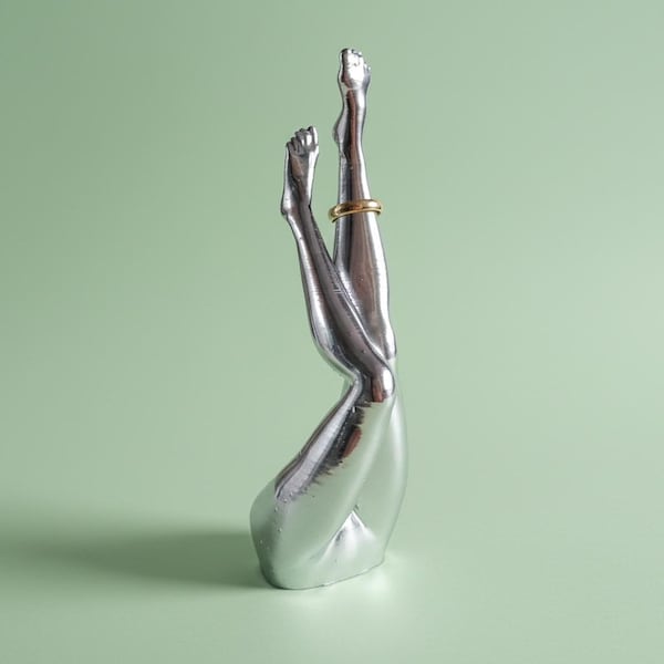 Expositor de anillos para piernas de mujer: Expositor de joyas hecho a mano