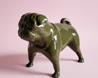 Hennagrün | Mops Skulptur | Handgefertigte Mops Dekor | Entzückende Hundefigur