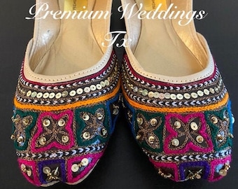 Jutti punjabi ricamate: scarpe Khussa pakistane con borchie