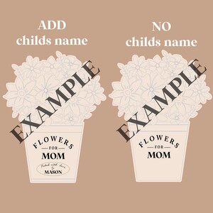 Op de afbeelding: Een printbaar ontwerp voor een bloempot met de tekst "Flowers for Mom" en de mogelijkheid om een ​​kindernaam toe te voegen. Het ontwerp toont een boeket bloemen in een witte pot.