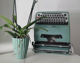 OLIVETTI LETTERA 32 original teal color in perfect working order restored - My Brilliant Friend serie typewriter's