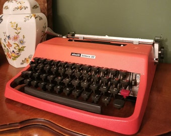 OLIVETTI LETTERA 32 rare original coral red in perfect working order - mint condition - made in italy - QWERTY layout is available restored