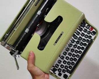 OLIVETTI LETTERA 22 typewriter original green edition, in perfect working order - with original case - restored