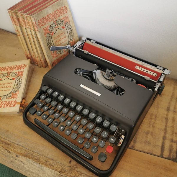 OLIVETTI LETTERA 22 (first version) typewriter black matt & red matt in perfect working order - mint condition - made in Italy