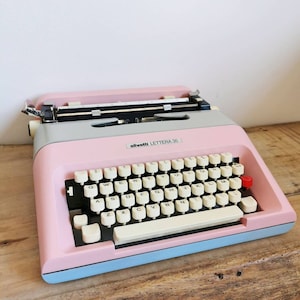 Máquina de escribir OLIVETTI LETTERA 35 rosa claro/azul claro/gris claro en perfecto estado de funcionamiento - restaurada - cinta nueva