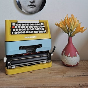 OLIVETTI LETTER 35 typewriter yellow / light blue / brown in perfect working order -QWERTY layout is available - with original case