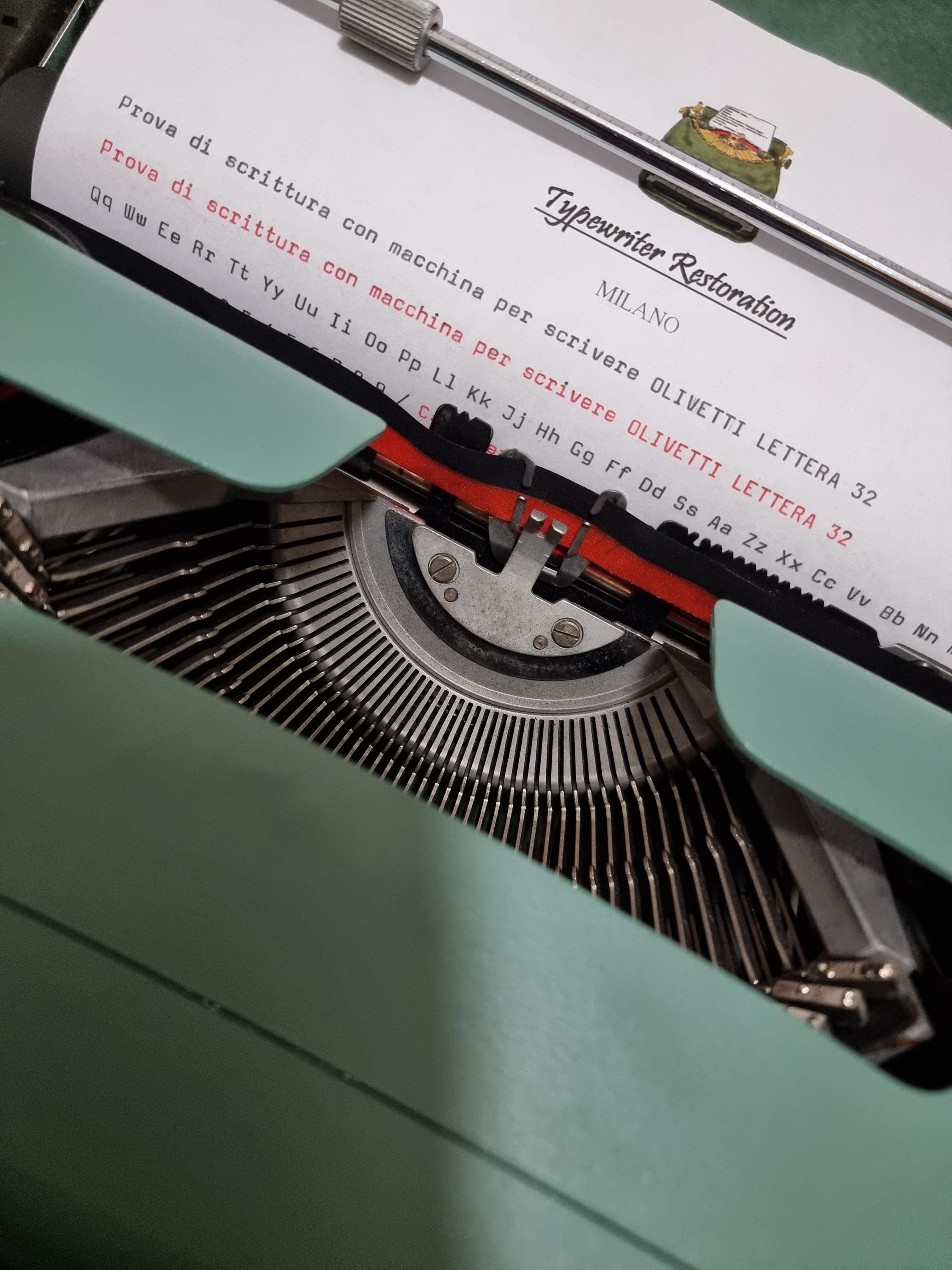 Olivetti Lettera 32 Black Manual Vintage Typewriter