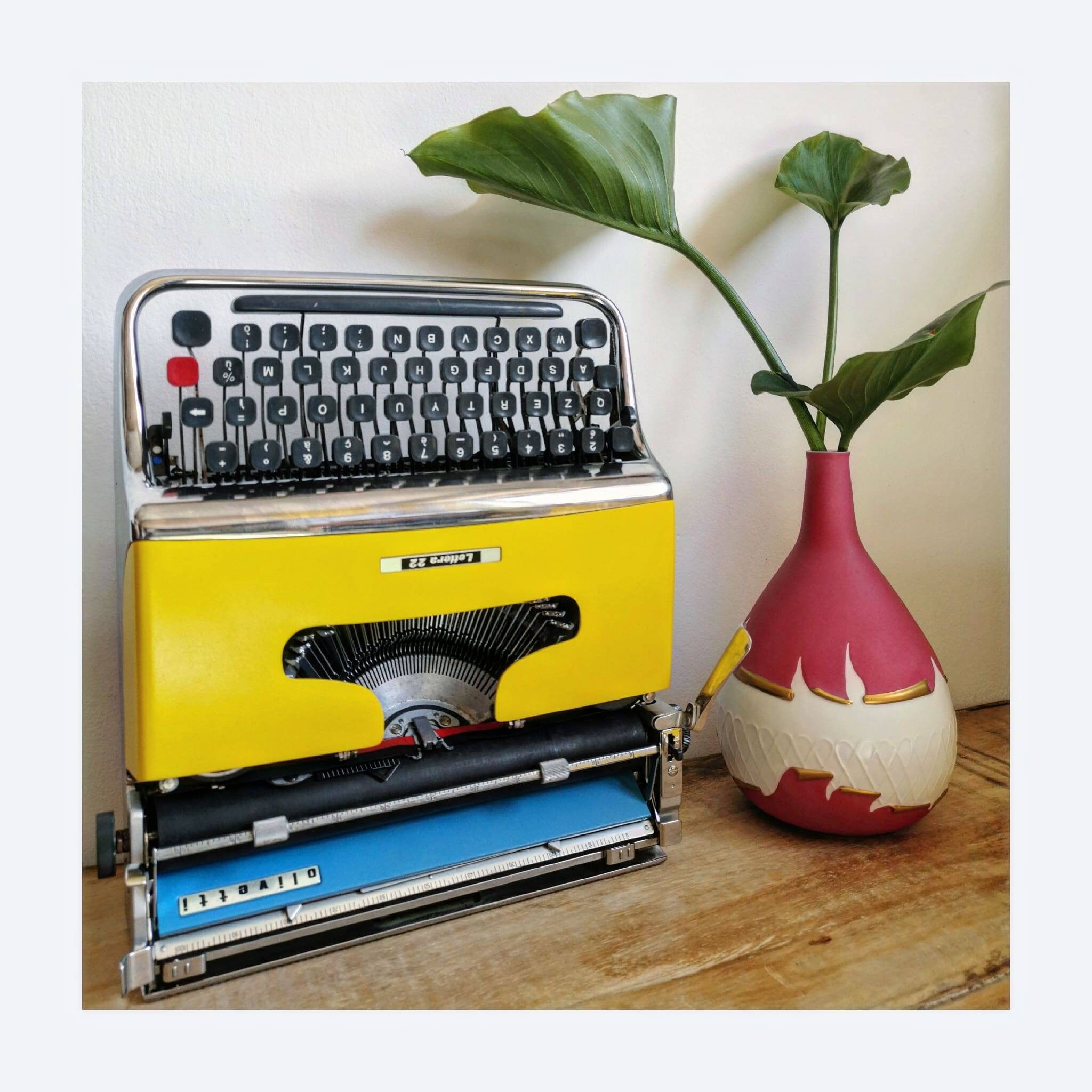 OLIVETTI LETTERA 22 Typewriter Yellow - 